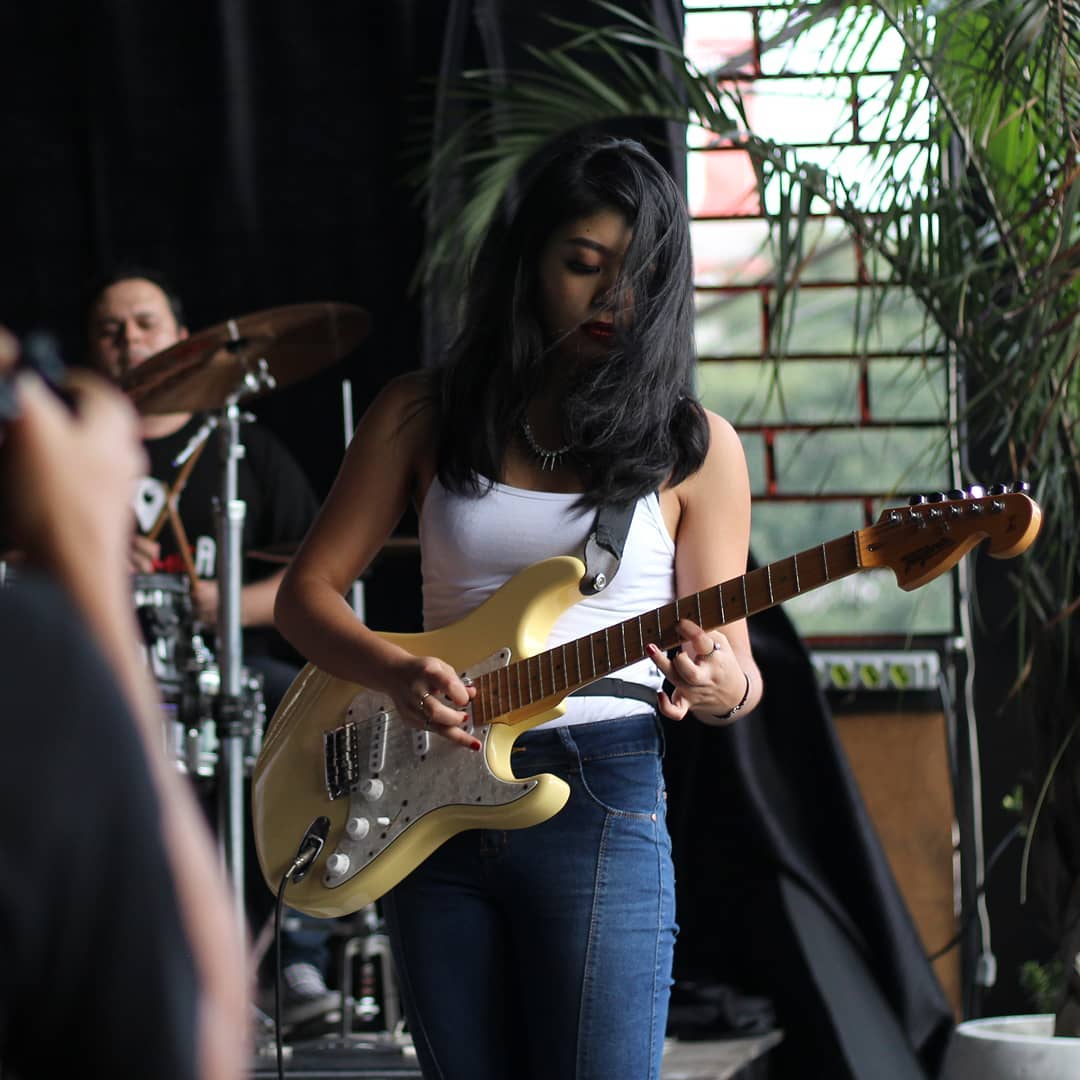 Aulas de Guitarra para Meninas