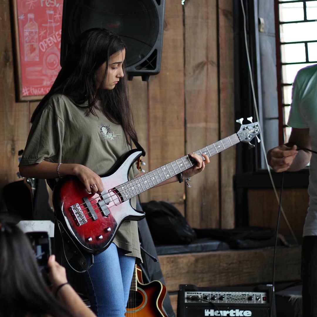 Aulas de Baixo para Meninas